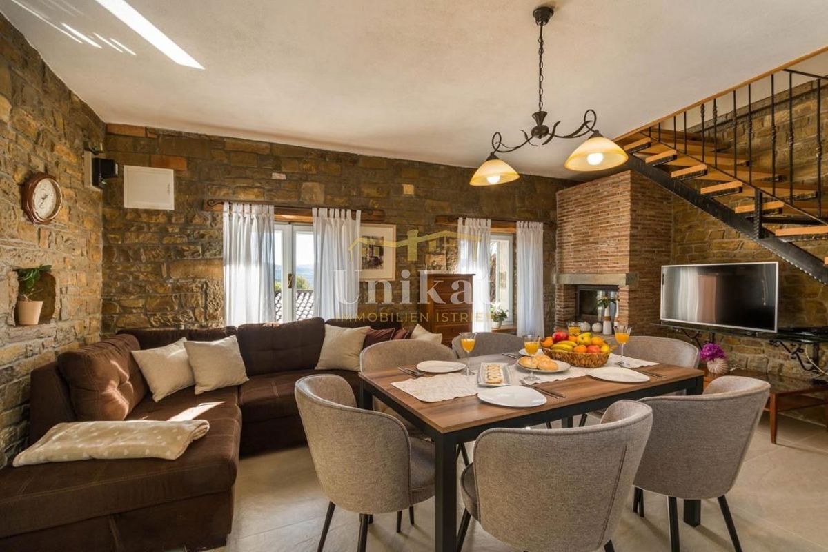 Casa in pietra ristrutturata con piscina e vista su Motovun